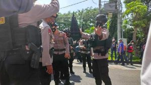 Tim Jihandak Gegana Polda Jatim Lakukan Evakuasi - Geger Penemuan Tas di Depan Kantor Dewan