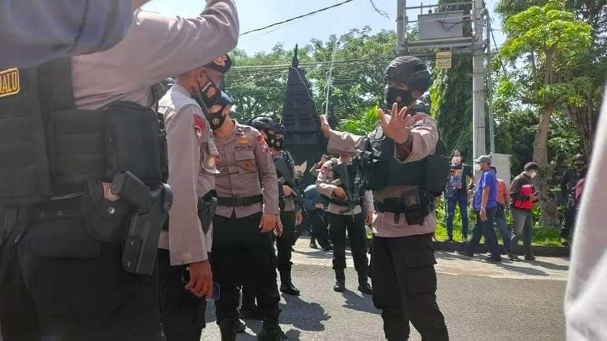 Tim Jihandak Gegana Polda Jatim Lakukan Evakuasi - Geger Penemuan Tas di Depan Kantor Dewan