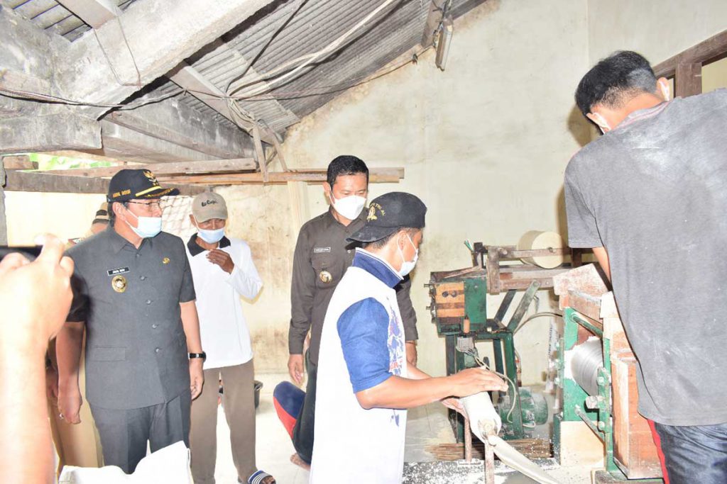 Tinjau Industri Rumahan 'Mie Lidi', Bupati YES Akan Fasilitasi Distribusi Pemasaran dan Akses Modal