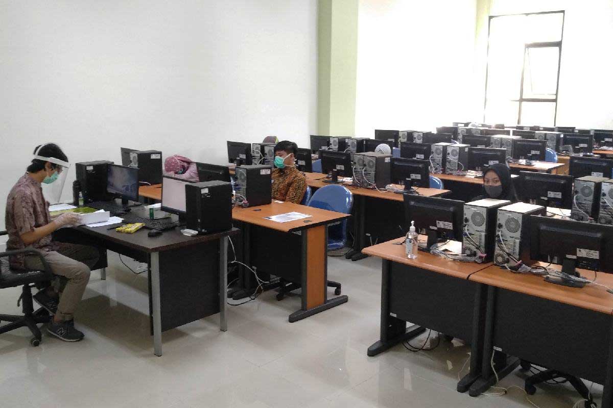 UTBK-SBMPTN UB tahun lalu, terapkan prokes. (rhd) - 17.204 Camaba UB Ikuti UTBK-SBMPTN Secara Luring
