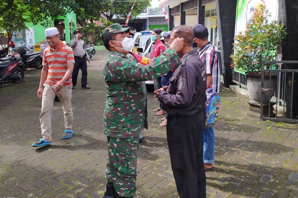 Usai menegur, aparat gabungan memberikan masker gratis. (ist) - Hari Terakhir PPKM Mikro, Forpimcam Sukun dan Kedungkandang Perketat Operasi Yustisi