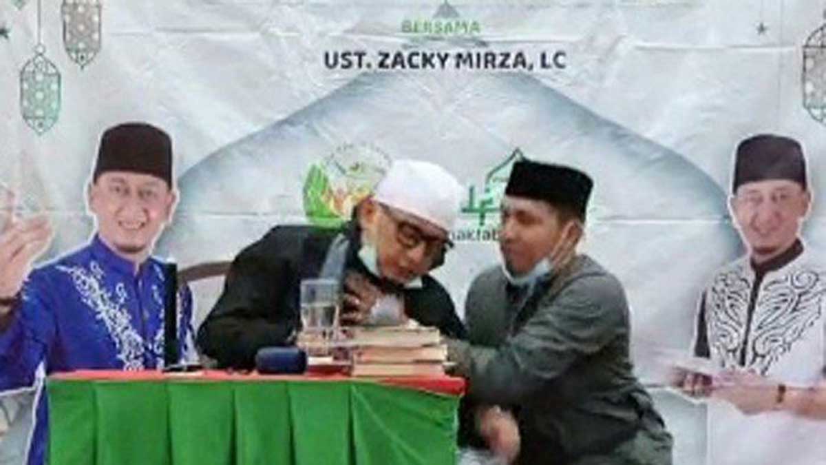 Ustaz Zacky Mirza pingsan. (ist) - Ustaz Zacky Mirza Pingsan Saat Ceramah di Pekanbaru