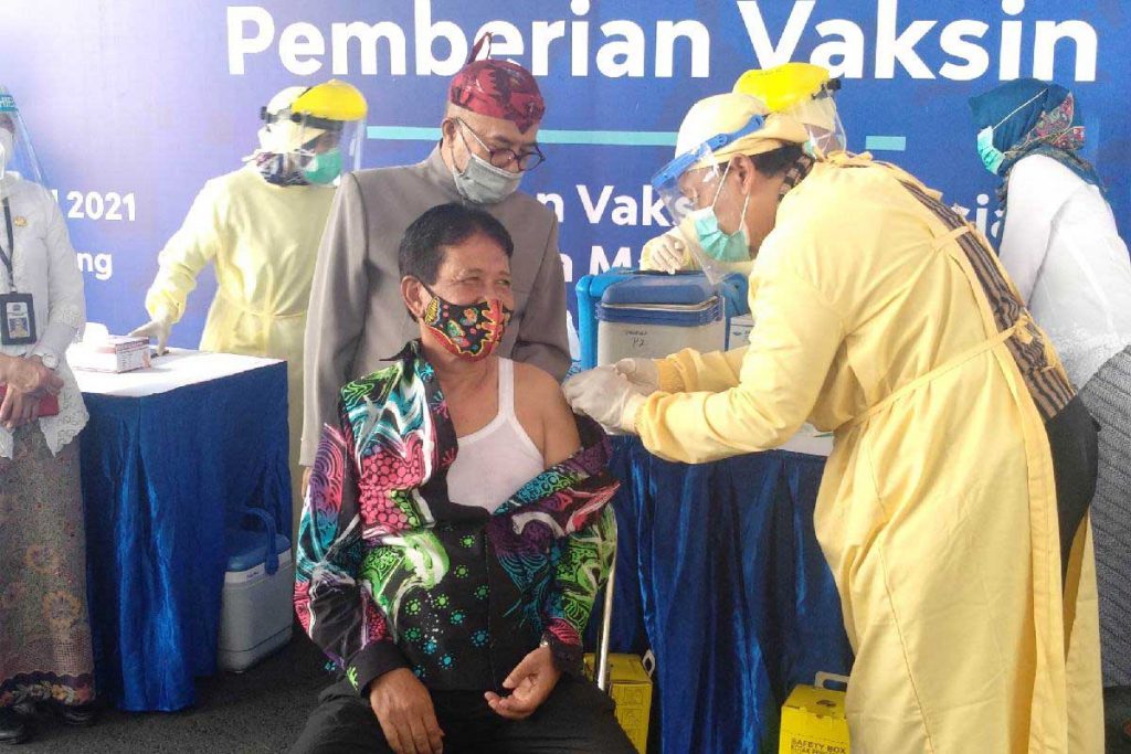 Mantan Sekda Kota Malang Bambang DH Suyono. (rhd) - Kado HUT Kota Malang, Launching Vaksin Drive Thru Lansia di Tareko