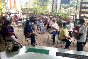 Vaksinasi lansia dan guru di Puskesmas Batu pada Selasa siang. (ws2) - 3.010 Lansia dan Guru Kota Batu Digelontor Vaksin, Targetkan Rampung Besok Rabu