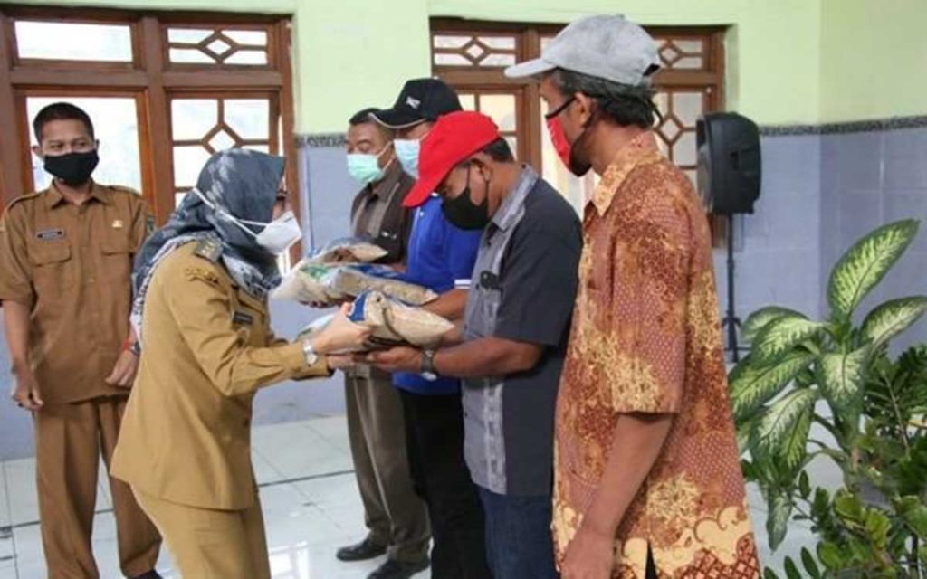 SIMBOLIS: Wakil Bupati Kediri, Dewi Maria Ulfa serahkan benih padi varietas Inpari 32 kepada petani terdampak banjir di Desa Cengkok, Kecamatan Tarokan, Senin (12/04/2021) - Warga Tarokan Terima Bantuan Benih Padi Varietas Inpari 32