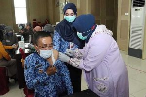 Wakil Walikota Batu Punjul Santoso, saat vaksin. (ist) - Jelang Bulan Suci Ramadan, Vaksinasi Kota Batu Dihentikan
