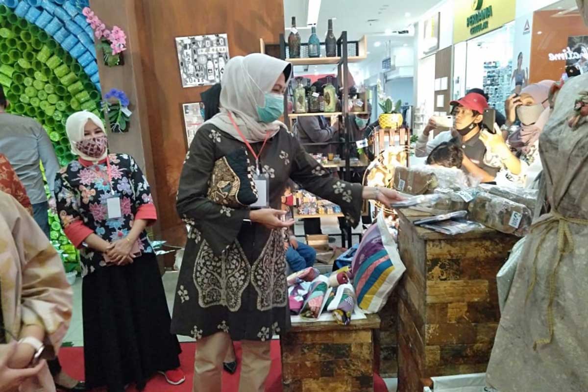 Walikota Batu saat meninjau sampah hasil recycling di Lippo Plaza Batu. (ws2) - Tekan Sampah, Kota Batu Wacanakan Miliki Perda Anti Sampah Plastik