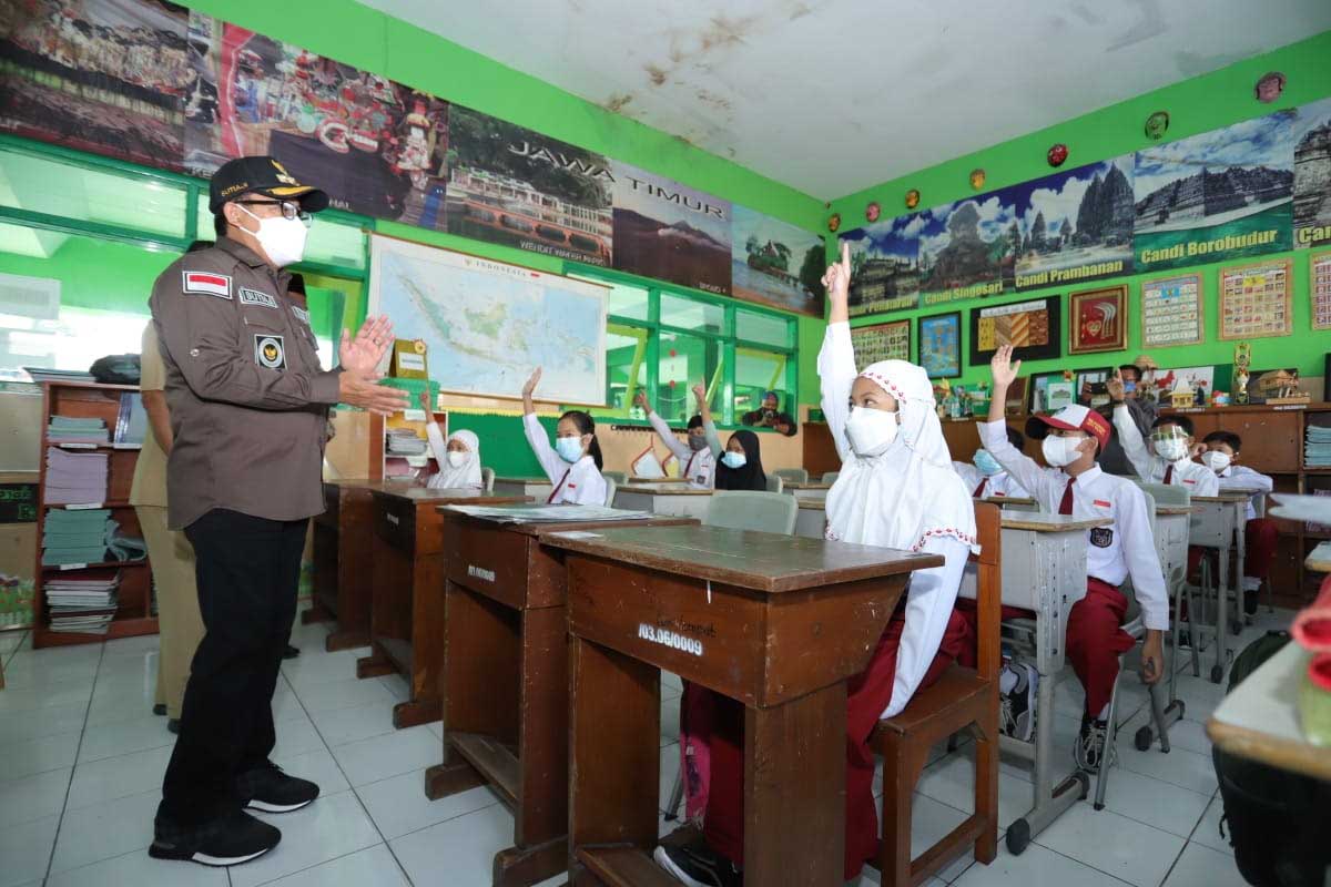 Walikota Malang berinteraksi dengan siswa tentang pembelajaran tatap muka pertama. (ws1) - Kota Malang Mulai Buka Pembelajaran Tatap Muka Terbatas, Walikota: Kuncinya di Prokes