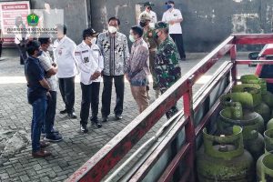 Walikota Malang bersama TPID Kota Malang sidak agen LPG PT Ilham Berkah Jaya. (ws1) - Stok BBM dan LPG Aman Selama Ramadan - Idul Fitri 2021