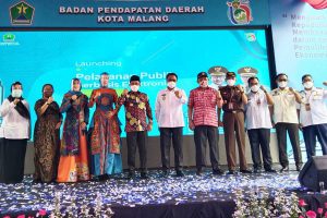 Walikota Malang bersama beberapa OPD melaunching Pelayanan Publik Berbasis Elektronik e-SPPT PBB. (ws1) - Bapenda Launching Pelayanan Publik Berbasis Elektronik e-SPPT PBB - Diikuti launching pelayanan publik oleh Dishub, Dispendukcapil dan Disporapar