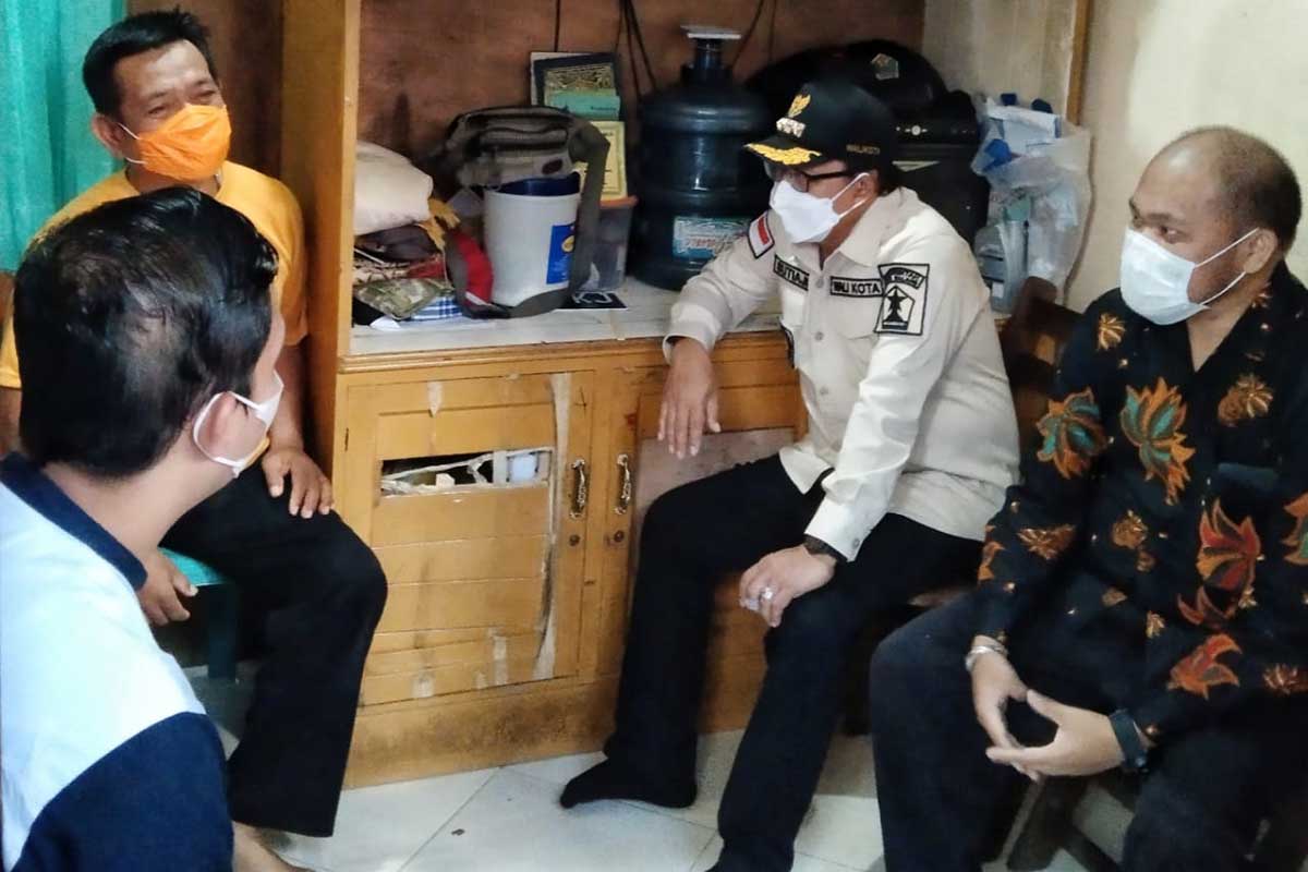 Walikota Malang mengunjungi penerima pengalihan BPJS Mandiri di Jalan Ade Irma Suryani. (ws1) - Capai UHC, Pemkot Malang Cover Tunggakan Peserta BPJS Kesehatan
