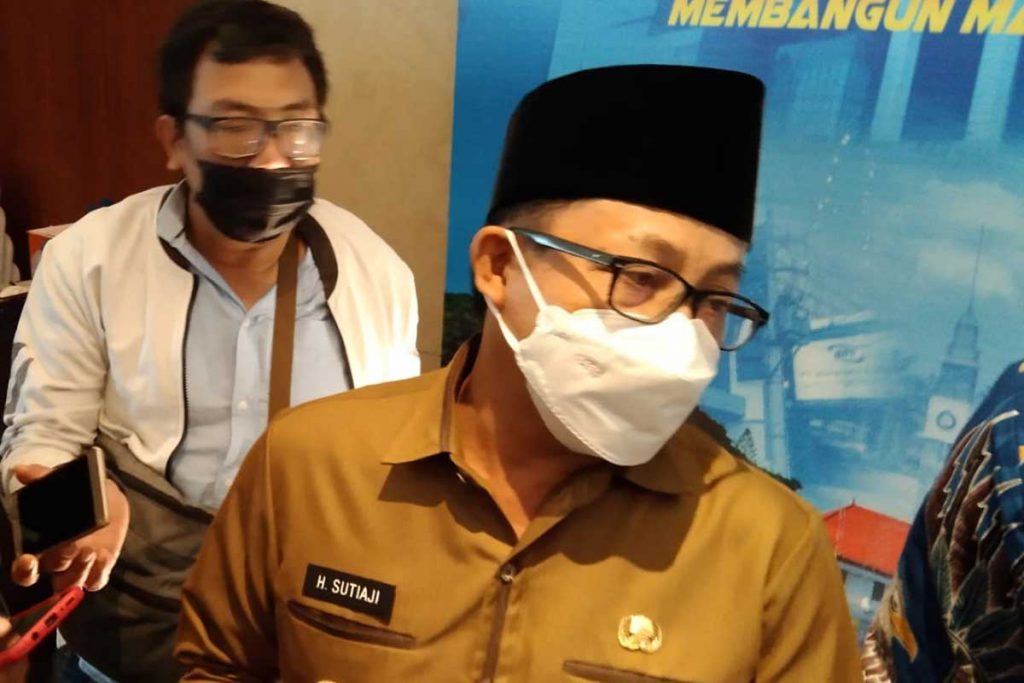 Walikota Malang tanggapi penyampaian aspirasi atas dualisme Arema. (ws1) - Tanggapi Flare dan Pesawat Kertas, Sutiaji: Itu Biasa, Bahasa-bahasa Arema