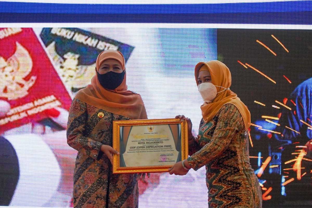 Walikota Mojokerto menerima penghargaan dari Gubernur Jawa Timur - Kota Mojokerto Raih Penghargaan ODF di Masa Pandemi