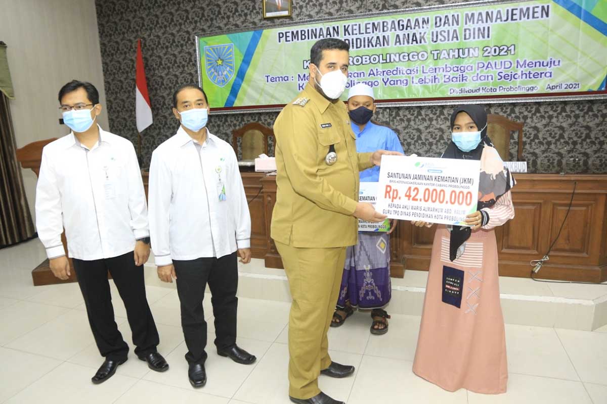 SIMBOLIS: Walikota memberikan santunan jaminan kematian kepada ahli waris almarhum Zuhri, guru TPQ Dinas Pendidikan Kota Probolinggo - Disdikbud Gelar Pembinaan Pada Kelembagaan Manajemen PAUD