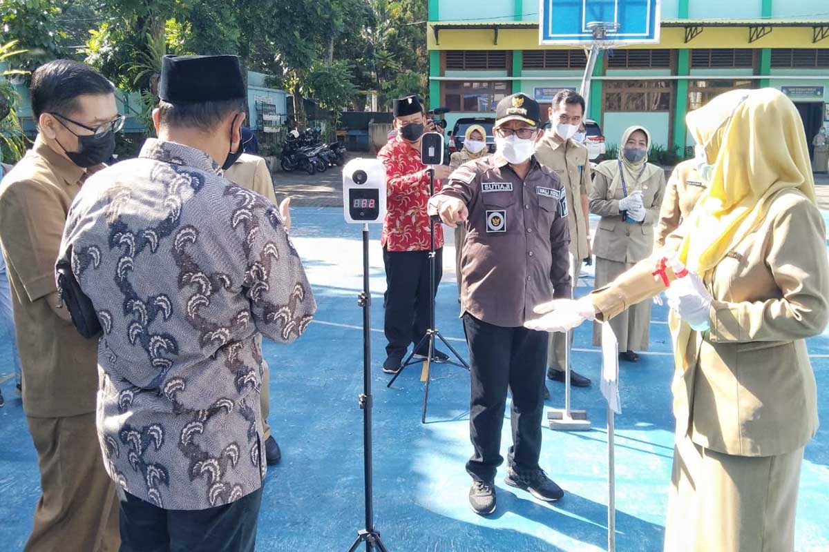 Walikota meninjau penerapan prokes di halaman depan SMP 6 Kota Malang. (ws1) - Sutiaji Berikan Tiga Evaluasi Pembelajaran Tatap Muka
