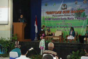 Wawali mengapresiasi gerakan penghijauan Restore Our Earth. (ist) - Wawali Sofyan Edi Apresiasi "Restore Our Earth" SMPK Santa Maria I
