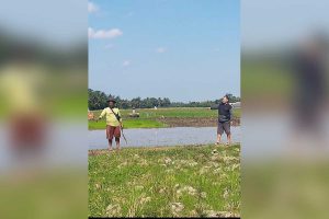 AAE Pupuk Kaltim, Abdul Somad (Celana hitam baju hitam) saat meninjau petani mengolah sawahnya untuk program penanaman padi 100 hektar secara serentak. (Foto - Kuryanto, Memo X) - Program Agro Solution Permudah Petani Meningkatkan Hasil