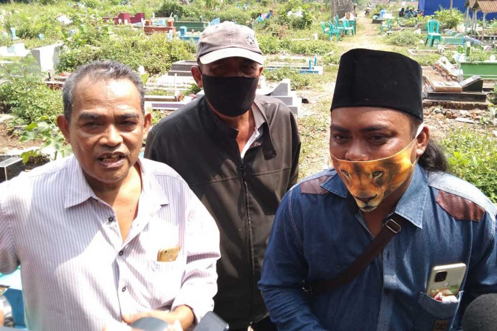 Adik Korban, Abdul Rohman saat dimintai keterangan. (ws1) - Keluarga Minta Autopsi, Polisi Bongkar Makam Ibu Bayi Kembar