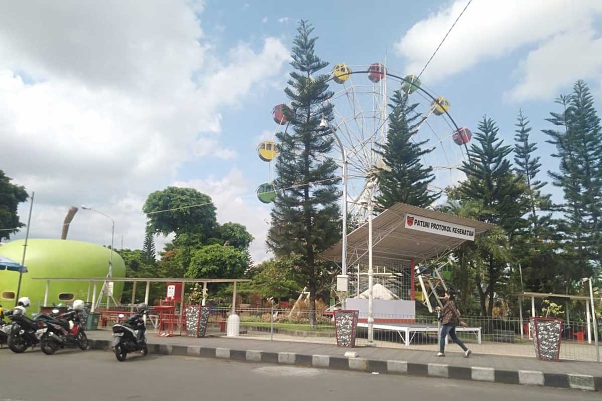Alun-alun Kota Batu sebagai salah satu spot pemasangan wifi gratis. (ws2) - Menuju Kota Digital, Kota Batu Bakal Berikan Internet Gratis