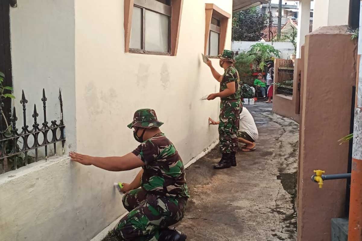 Anggota TNI lakukan pengecatan Musholla Abu Hasan. (ist) - Satkowil TNI AD Giat Pengecatan Mushola Abu Hasan