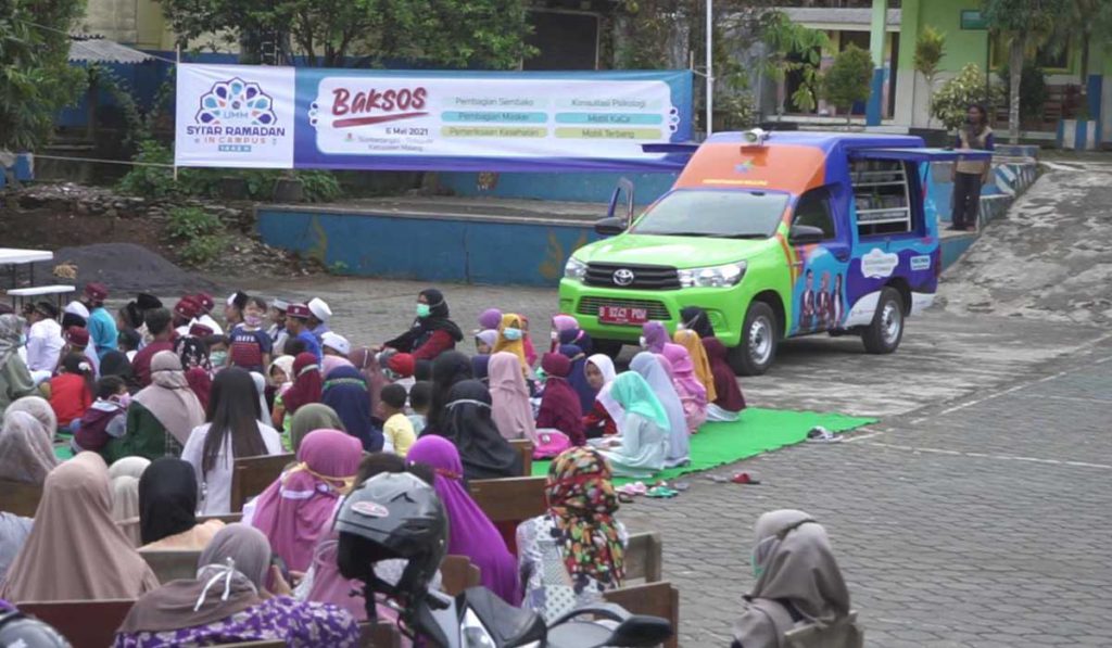 Animo masyarakat terhadap mobil Terbang UMM. (ist) - Berikan Edukasi Korban Gempa, UMM Hadirkan Mobil Terbang