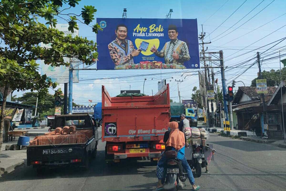 Anshori Politisi Gerindra Mendesak Satpol PP Membongkar Papan Reklame Melintang di Jalan