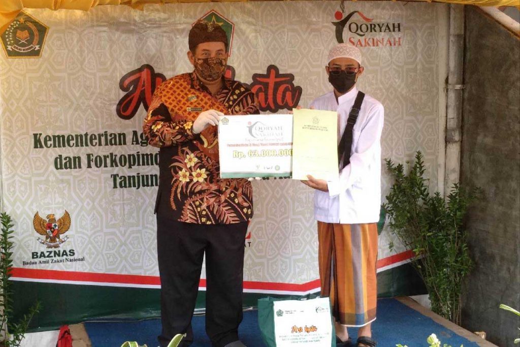Penyerahan simbolis bantuan paket sembako dan uang tunai dhuafa untuk 300 orang senilai Rp63 juta. (rhd) - Kemenag Kota Malang Sukses Angkat Martabat Kampung Qoryah Sakinah Tanjungrejo