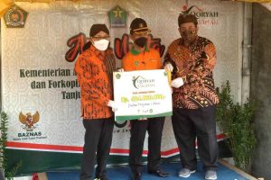 Penyerahan bantuan Baznas Kota Malang untuk Kampung Qoryah Sakinah tahun 2021. (rhd) - Kemenag Kota Malang Sukses Angkat Martabat Kampung Qoryah Sakinah Tanjungrejo