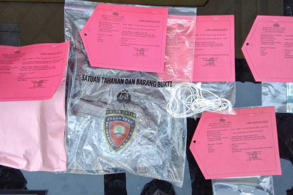 Barang bukti yang diamankan oleh Polsek Lowokwaru. (ws1) - Terlilit Hutang, Pria Nekat Peras dan Perkosa WTS