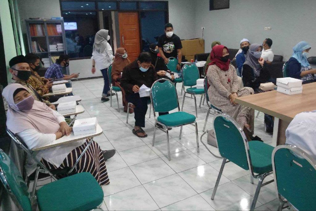 Beberapa pimpinan pengurus/perwakilan panti asuhan dan komunitas. (rhd) - BRI Kanwil Malang - PWI Malang Raya Salurkan 250 Paket Sembako di 12 Titik Malang Raya