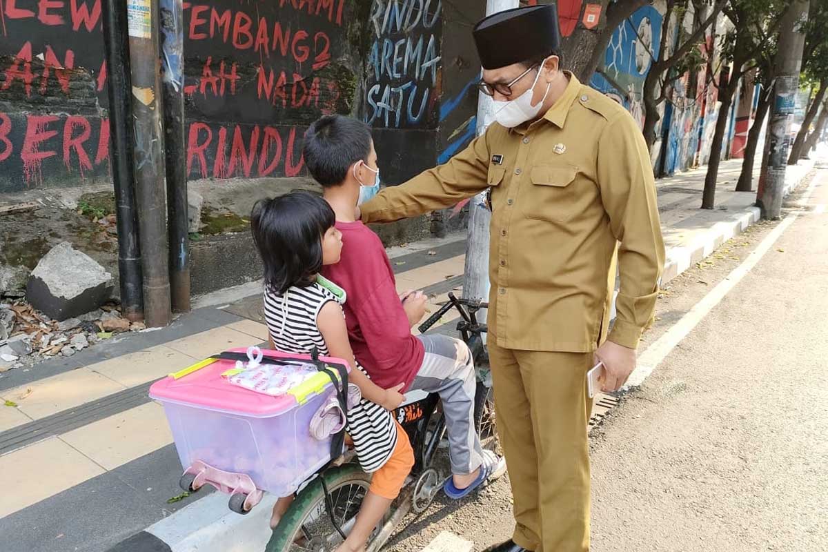 Bung Edi menyapa kedua bocah cilik penjual gorengan. (ist) - Trenyuh Kegigihannya, Wawali Semangati Adik Kakak Penjual Gorengan