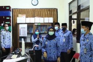 Bupati Blitar Rini Syarifah melakukan sidak ASN di beberapa Organisasi Perangkat Daerah (OPD) Pemkab Blitar - Bupati Blitar Halal Bi Halal Virtual dan Sidak ASN