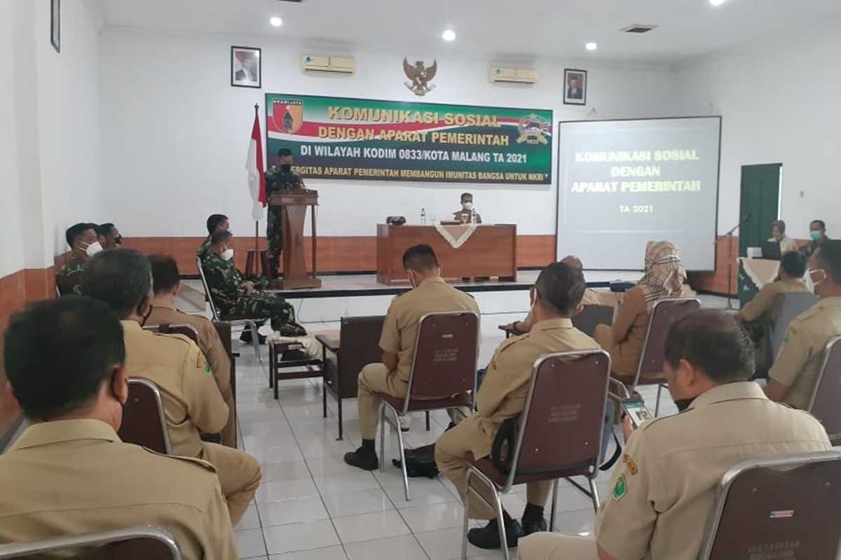 Dandim 0833/Kota Malang Letkol Arm Ferdian Primadhona, SE, MTr, Han, menyampaikan pentingnya sinergitas. (ist) - Tingkatkan Sinergitas, Kodim 0833/Kota Malang Gelar Komsos dengan Aparat Pemerintahan