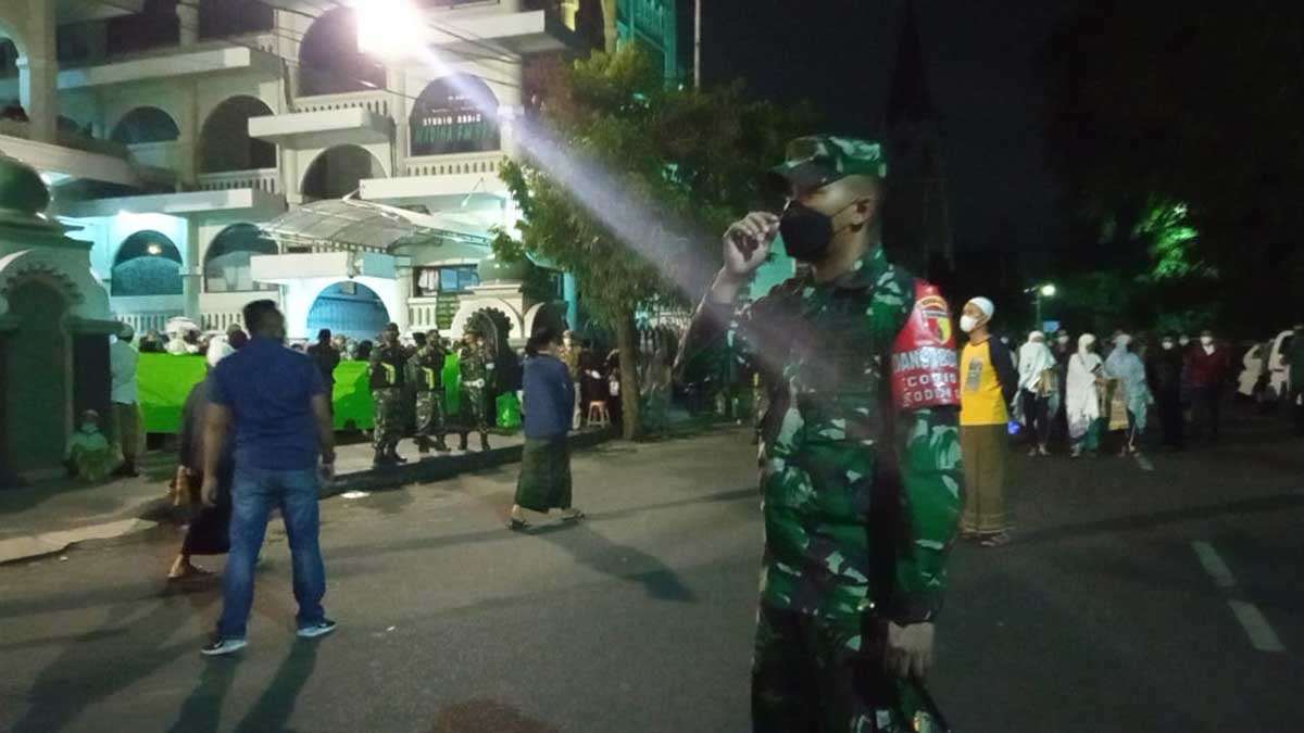 Dandim 0833/Kota Malang Letkol Arm Ferdian Primadhona, SE, MTr (Han), monitoring pengamanan. (ist) - Dandim 0833 Pimpin Pengamanan Iktikaf Malam 29 di Masjid Agung Jami'