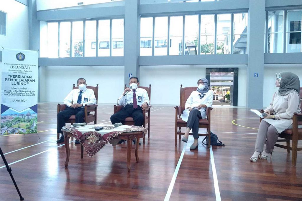 Dekan FIA UB, Rektor UB dan WR I UB, menjelaskan PTM Terbatas dalam Bonsai. (rhd) - Semester Depan, UB Terapkan Perkuliahan Tatap Muka Terbatas