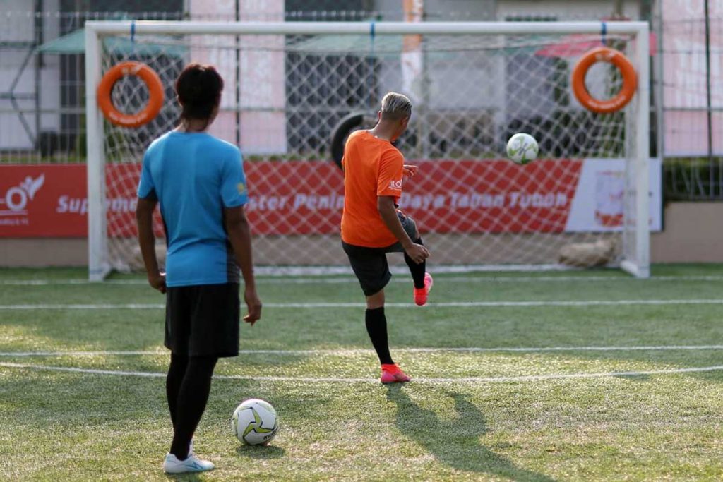 Dendy menendang bola ke sasaran target. (ist) - Amazing Malang Soccer Challenge Berlanjut Amazing Malang Soccer Tournament 2021