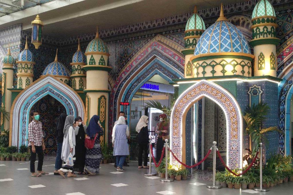 Desain kubah menghiasi pintu masuk Matos. (rhd) - Matos dan Dompet Dhuafa Manjakan Yatim Piatu Nge-Mall