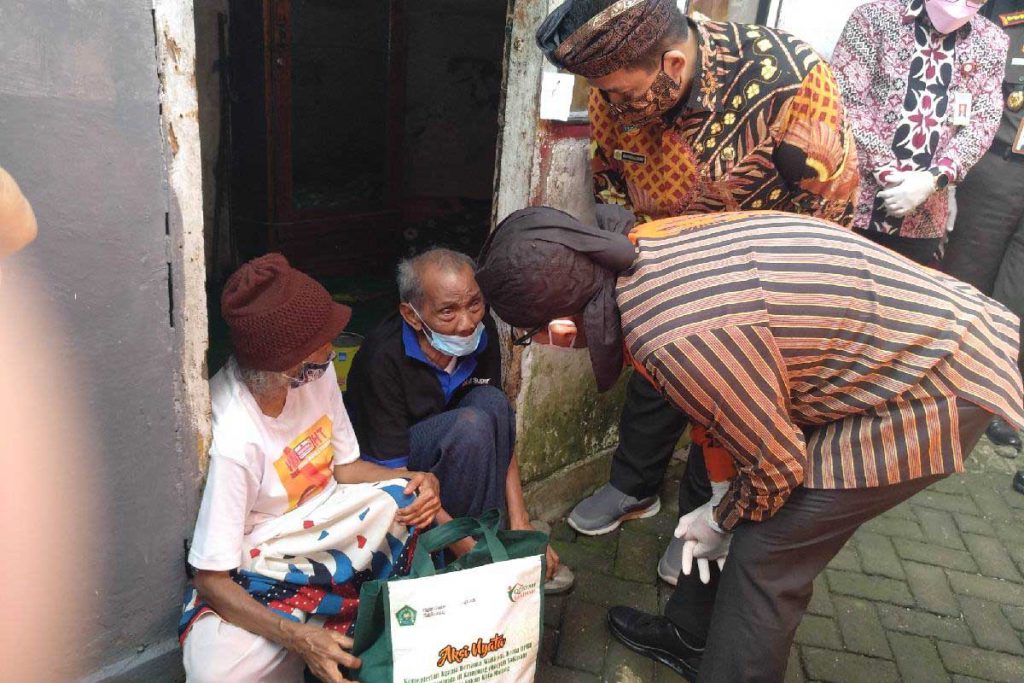 Walikota dan Kepala Kemenag Kota Malang berdialog dengan pasangan lansia tak mampu. (rhd) - Kemenag Kota Malang Sukses Angkat Martabat Kampung Qoryah Sakinah Tanjungrejo