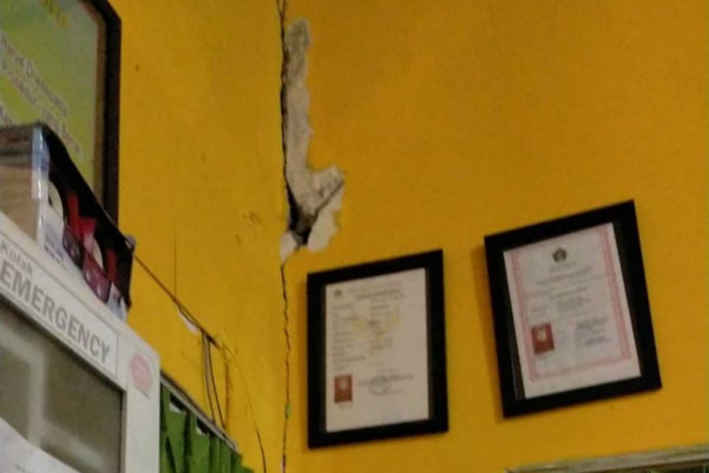 Dinding Puskesmas Wates retak. (ist) - Gempa Blitar 6,2 SR, Rusak Puskesmas Wates