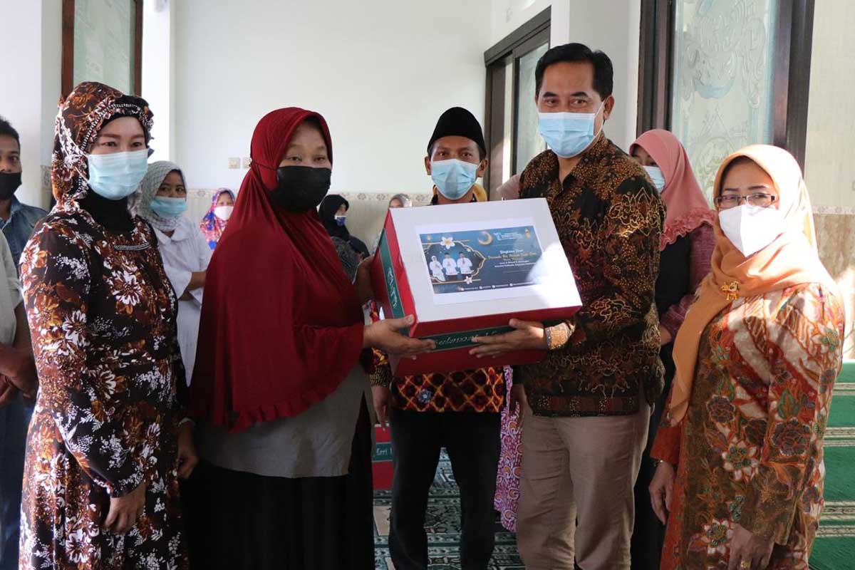 Dirut Tugu Tirta, M Nor Muhlas SPd, MSi menyerahkan tali asih kepada perwakilan warga RW 02 di Jalan Bulutangkis, Kelurahan Tasikmadu, Kota Malang. (ist) - Jalin Silahturahmi, Perumda Tugu Tirta Roadshow Seduluran Saklawase