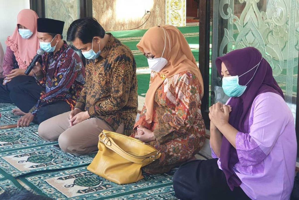 Doa bersama dengan menerapkan prokes digelar di Masjid An Nur Tasikmadu, Jumat (7/5/2021). (ist) - Jalin Silahturahmi, Perumda Tugu Tirta Roadshow Seduluran Saklawase