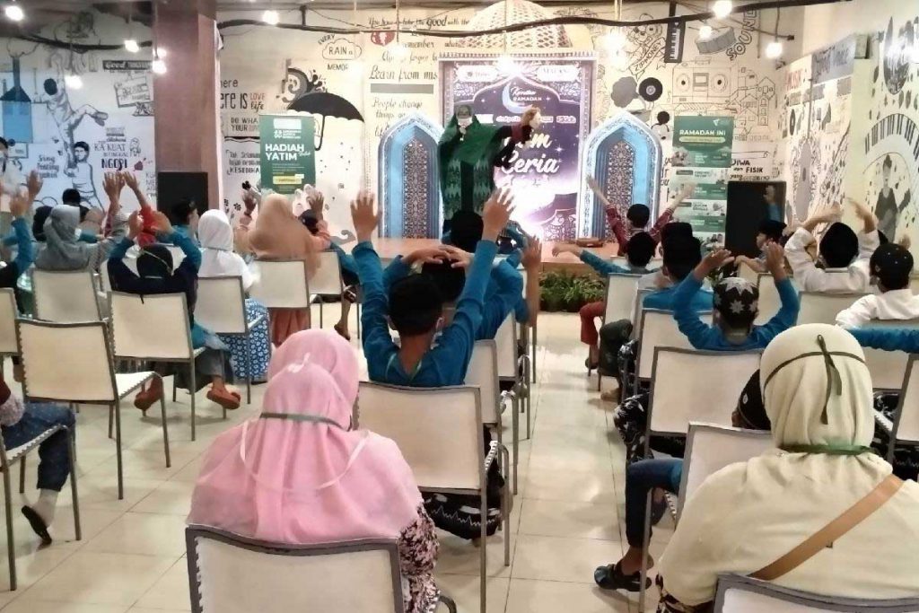 Dongeng interaktif, memotivasi anak-anak memiliki dan mengejar mimpi. (rhd) - Matos dan Dompet Dhuafa Manjakan Yatim Piatu Nge-Mall