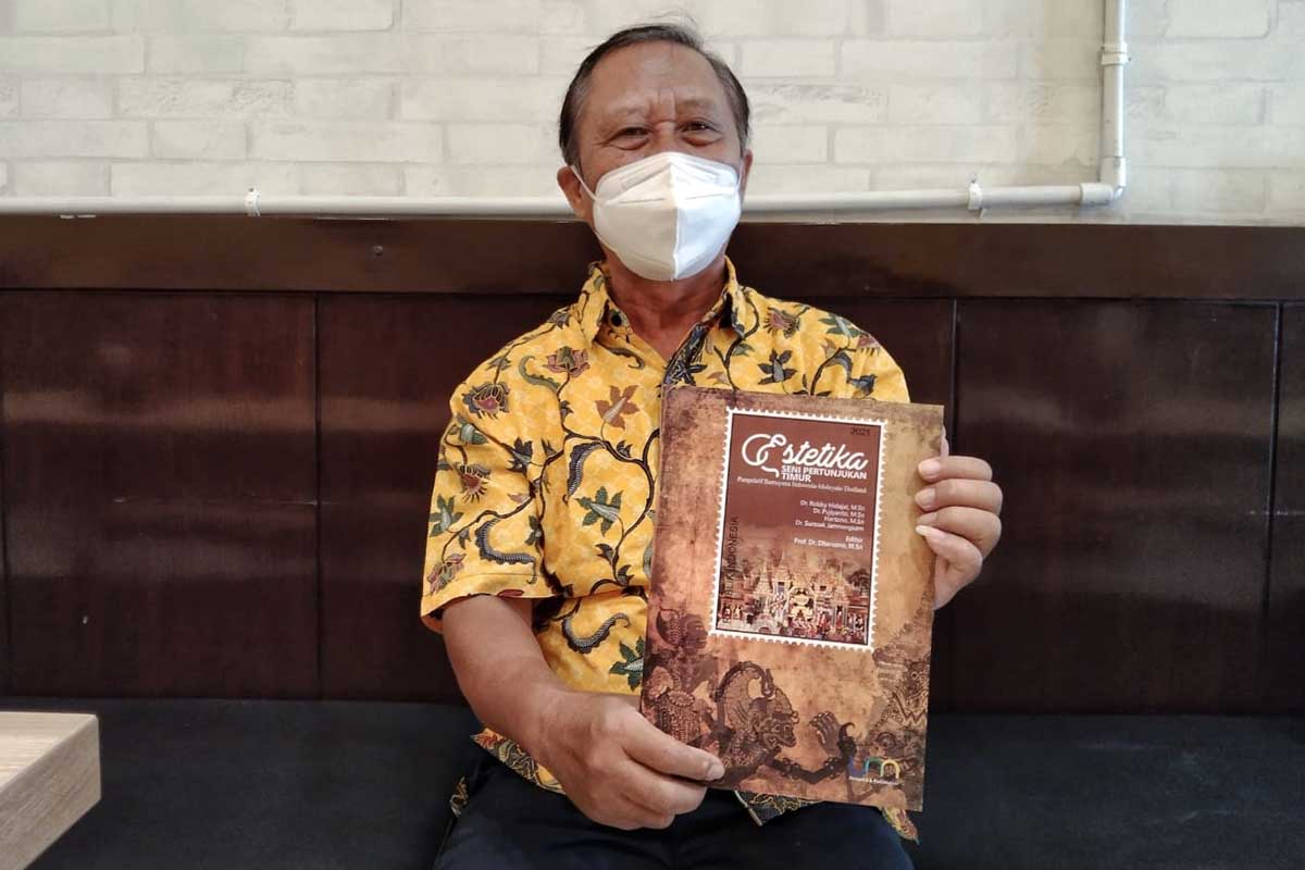 Penulis Buku lintas budaya tiga negara, Robby Hidajat. (ws1) - Dosen UM Angkat Estetika Seni Pertunjukan Perspektif Tiga Negara
