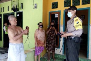FKPM membagi bagikan masker kepada warga kelurahan Pakunden kecamatan Pesantren, Kamis (6/5/2021) - Bhabinkamtibmas Polresta dan FKPM Bagikan 50 Ribu Masker