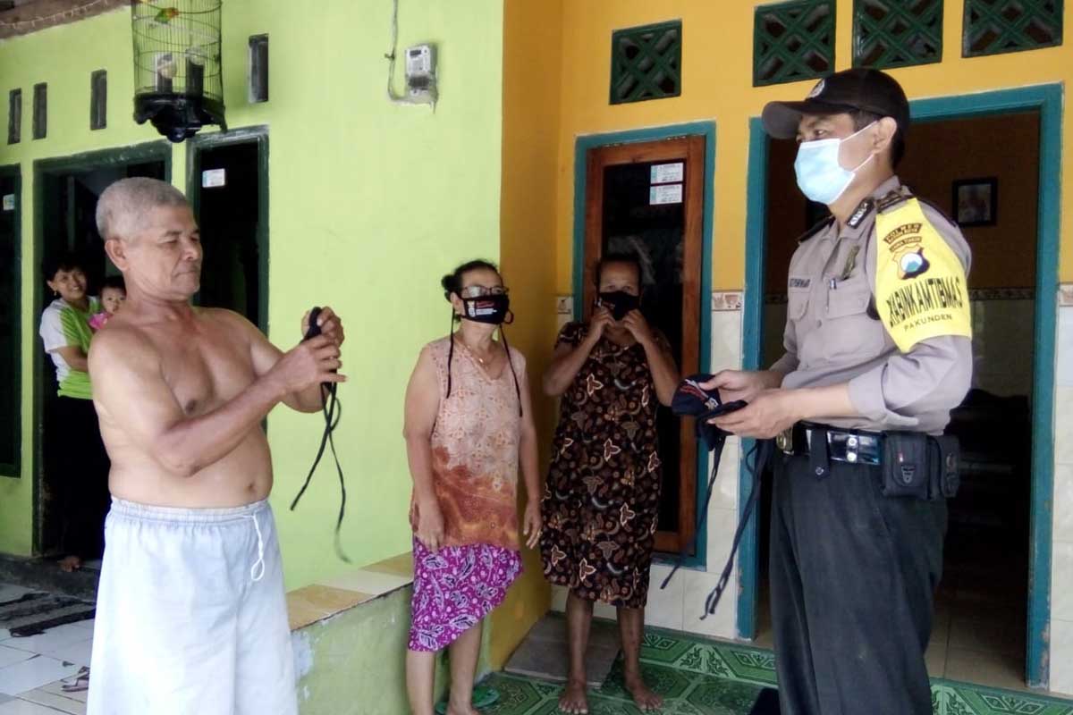 FKPM membagi bagikan masker kepada warga kelurahan Pakunden kecamatan Pesantren, Kamis (6/5/2021) - Bhabinkamtibmas Polresta dan FKPM Bagikan 50 Ribu Masker