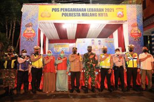 Foto bersama personel Pospam Lebaran 2021. (ist) - Kapolresta Makota dan Dandim 0833 Kota Malang Cek Pos Pam Lebaran 2021