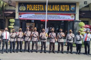 Foto bersama selepas serah terima jabatan Kasatintelkam dan Kasatlantas Polresta Makota. (ws1) - Dua Nahkoda Baru Jabat Kasatlantas dan Kasatintelkam Polresta Malang Kota