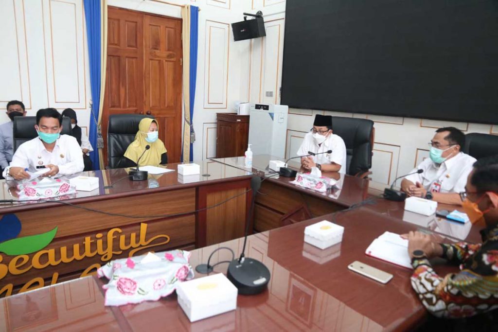 Guru TK (baju kuning) menyampaikan kronologi kepada jajaran Pemkot Malang. (ist) - Pemkot Malang Lunasi Hutang Pinjol Guru TK dan Upayakan Tempat Mengajar
