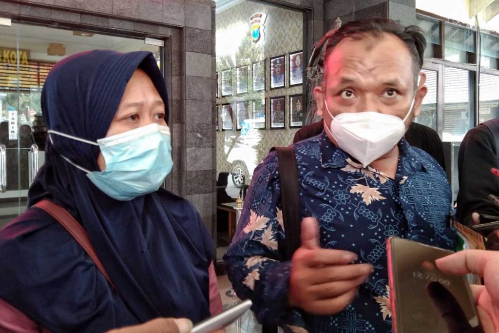 Guru TK korban pinjol ditemani pengacara melapor ke pihak berwajib. (ws1) - Kuasa Hukum Guru TK Laporkan 84 Nomor Pinjol Peneror