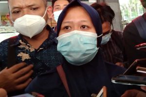 Guru TK terjerat pinjol ditemani kuasa hukum di Polresta Malang Kota. (ws1) - Guru TK Kasus Pinjol Niat Selesaikan Sisa Pinjaman ke Sekolah